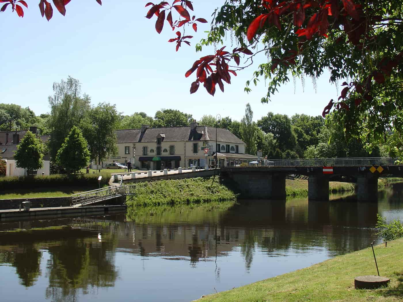 visit the pretty village of St Nicolas des Eaux along the Blavet river bank